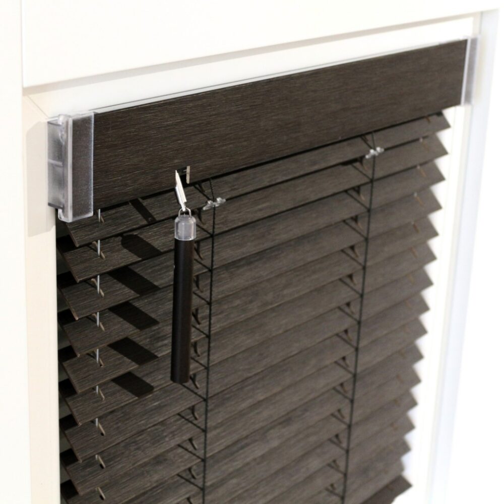 tume-puidust-25-mm-ribakardin-aknal