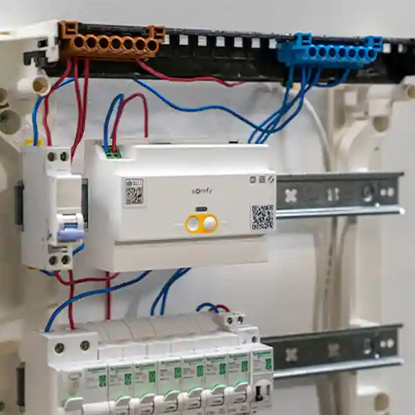 Somfy TaHoma DIN-Rail v2 paigaldatuna elektrikilpi