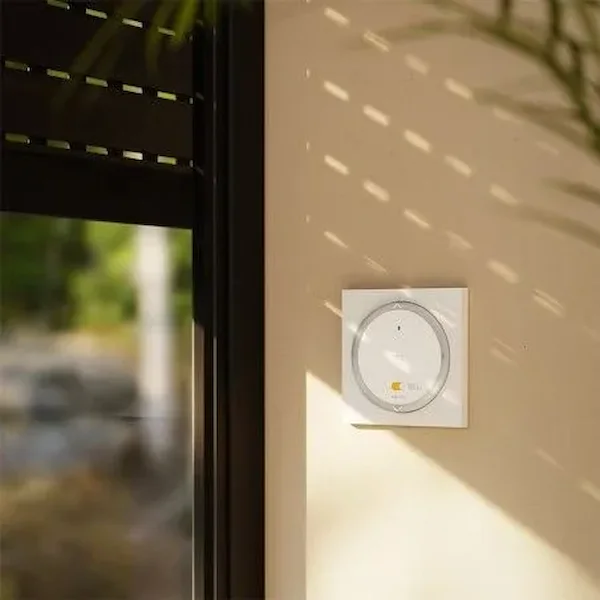 Somfy Amy 1 SunProtect Modes io seinalüliti paigaldatuna