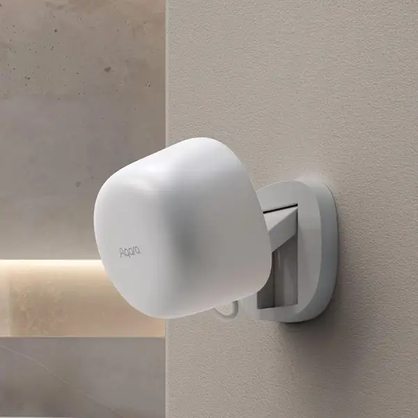 Aqara Presence Sensor FP1E kohalolekuandur PS-S03D seinale paigaldatuna koos jalaga