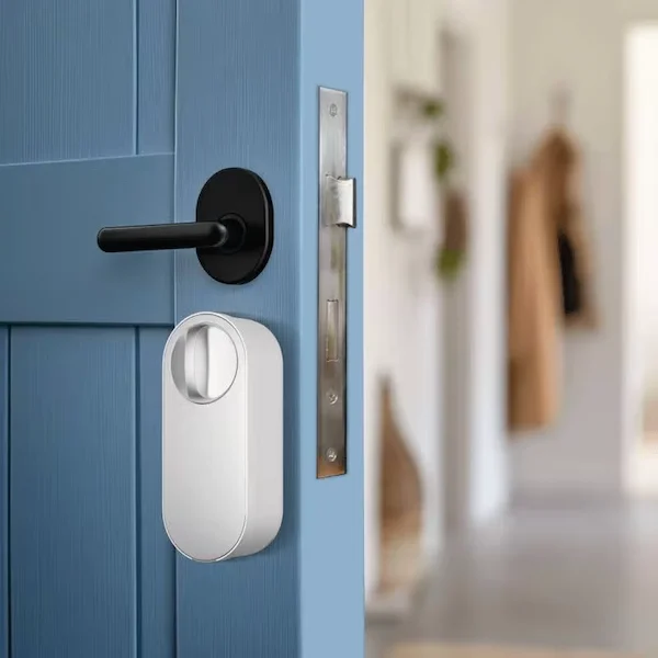 Aqara Smart Lock U200 Lite valge nutikas ukselukk EL-D03D-W uksele paigaldatuna