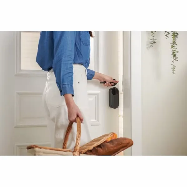 Aqara Smart Lock U200 must nutikas ukselukk EL-D02D-B uksele paigaldatuna