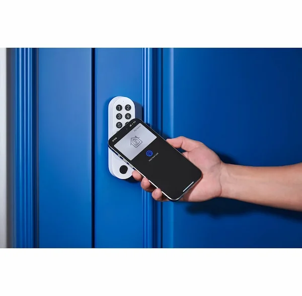 Aqara Smart Lock U200 valge nutikas ukselukk EL-D02D-W uksele paigaldatuna
